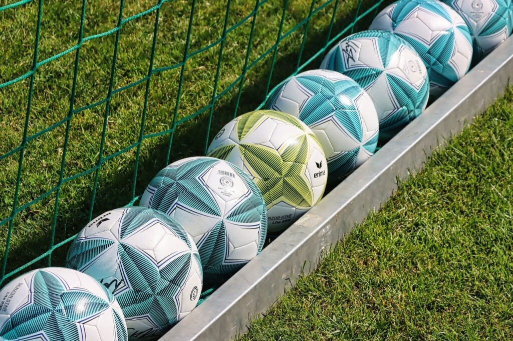 balls, footballs, training-8049598.jpg